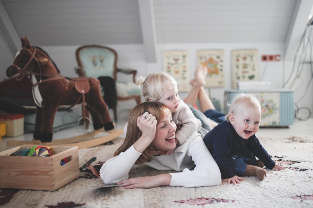 naturalna fotografia rodzinna Warszawa Ewa Przedpełska fotografia rodzinna sesja lifestyle sesja w domu sesja rodzinna sesja lifestylowa zdjęcia rodzinne w domu naturalna sesja brzuszkowa ciążowa